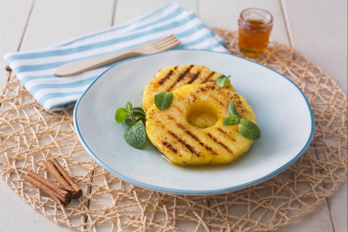 Grilled pineapple with honey and cinnamon