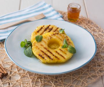 Grilled pineapple with honey and cinnamon