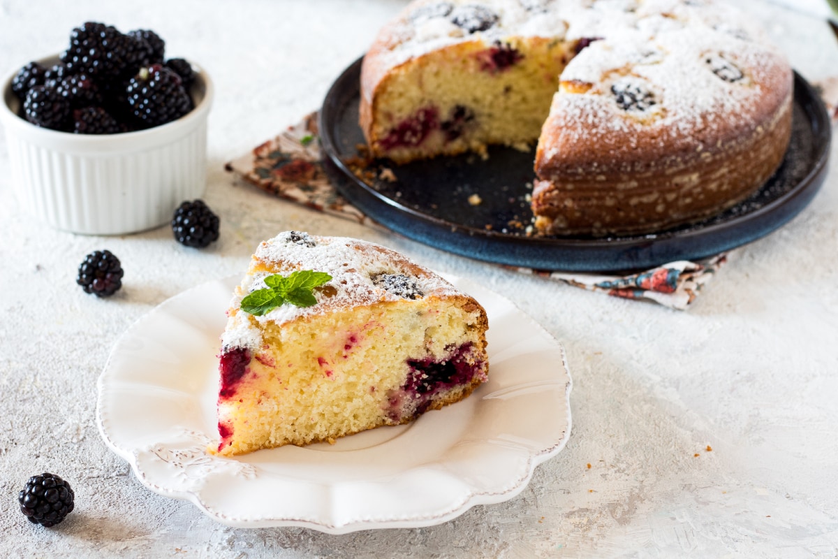 Blackberry and yogurt cake