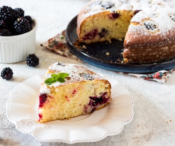 Blackberry and yogurt cake