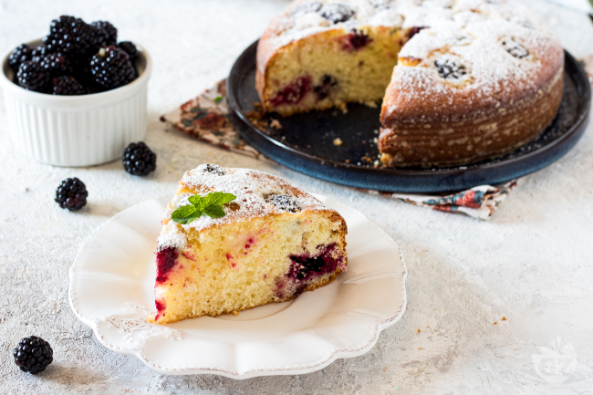 Blackberry and yogurt cake - Italian recipes by GialloZafferano