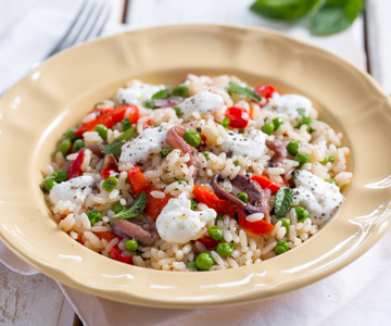 Rice salad with roasted peppers and mozzarella cream