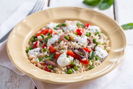 Rice salad with roasted peppers and mozzarella cream