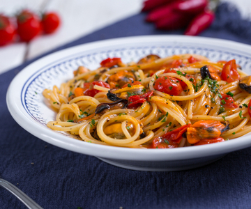 Spaghetti with mussels and cherry tomatoes