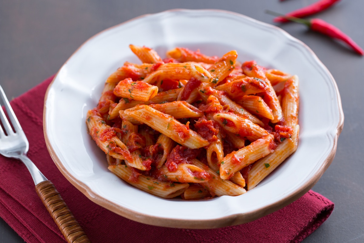 Penne all'arrabbiata - Italian recipes by GialloZafferano