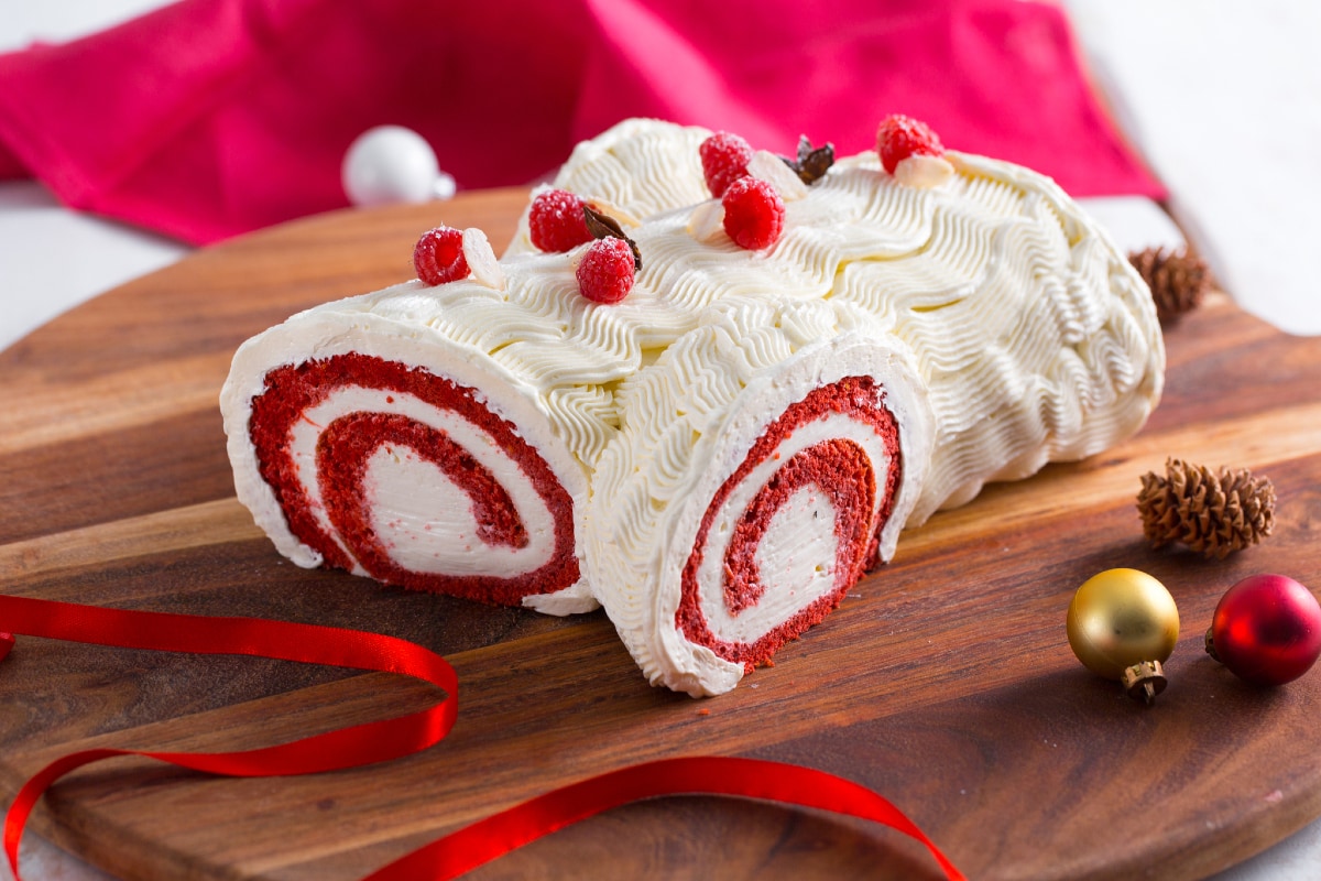 Red velvet yule log - Italian recipes by GialloZafferano