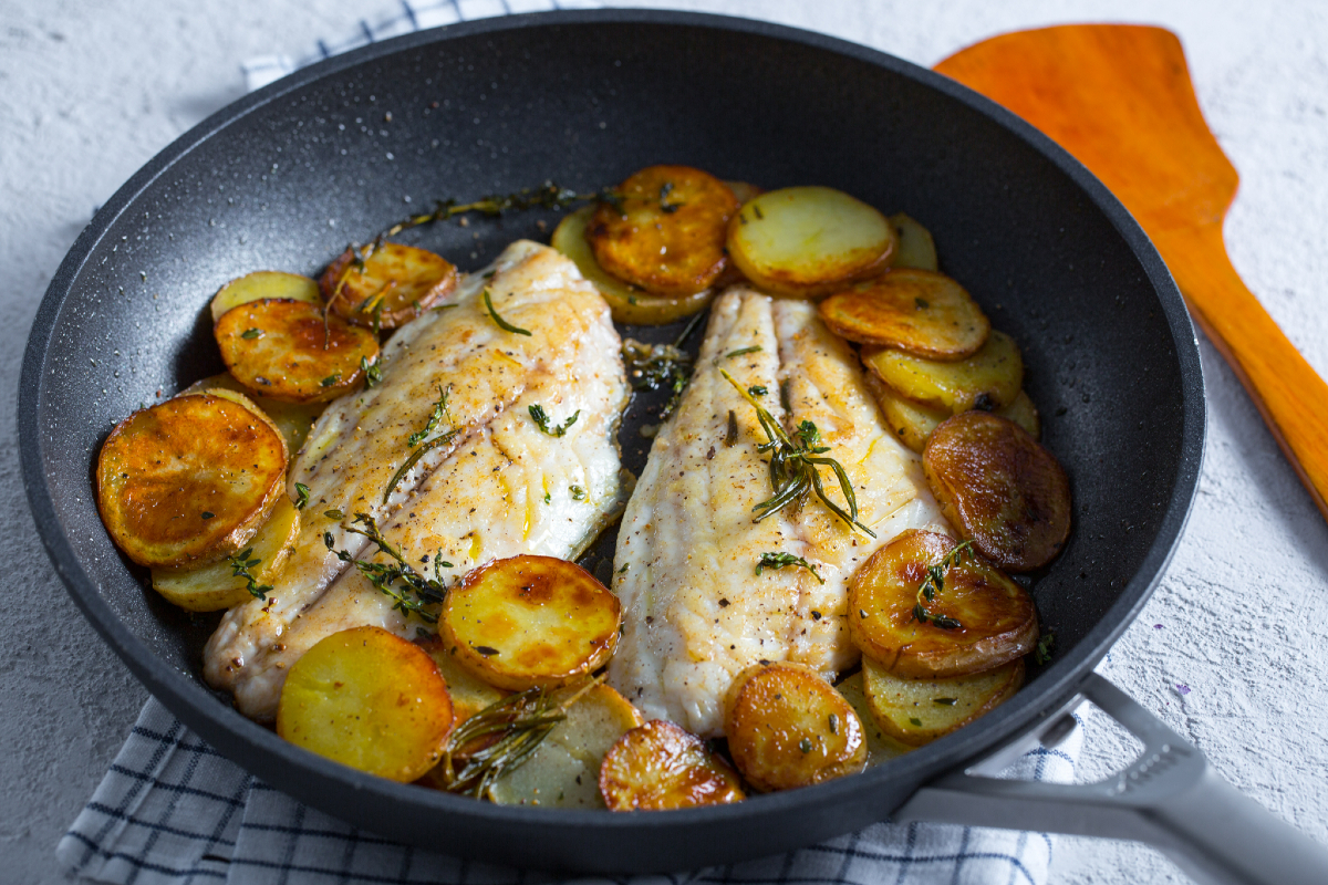 Pan-fried sea bream fillets and potatoes