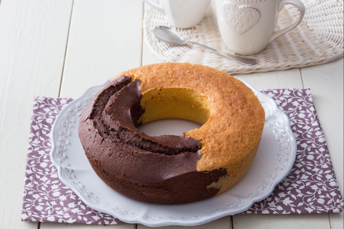 Bicolor ring cake