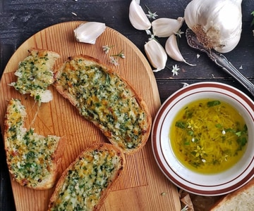 Garlic bread with dip