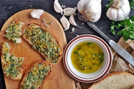 Garlic bread with dip