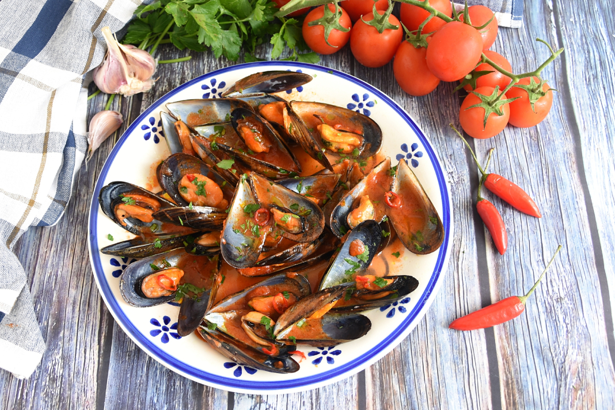 Mussels in spicy tomato sauce 