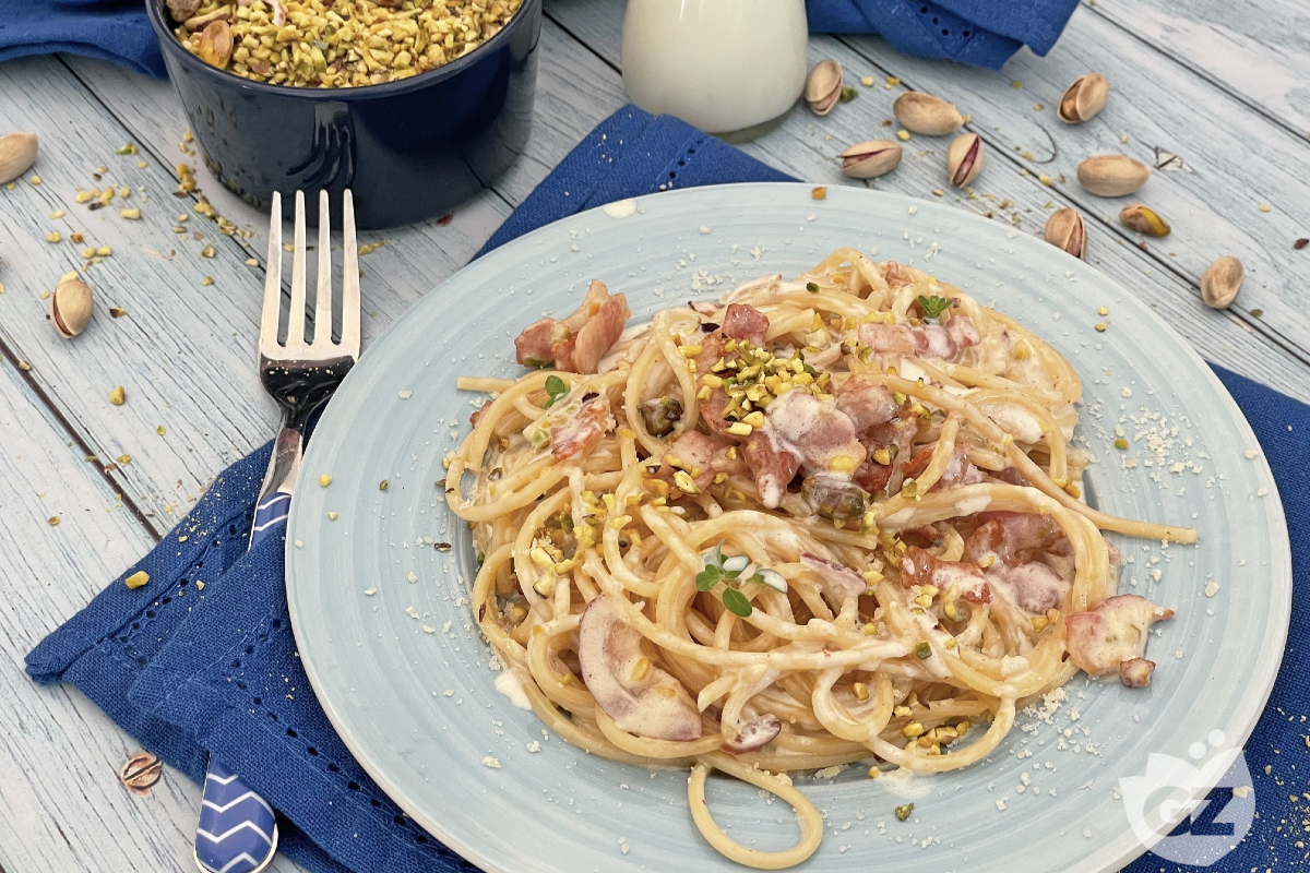 Creamy pasta with pistachios and pancetta