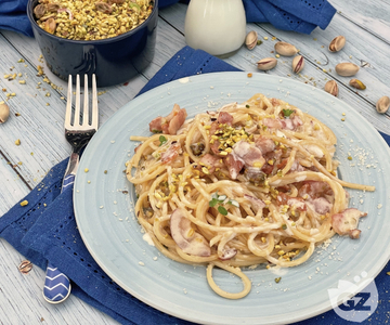 Creamy pasta with pistachios and pancetta