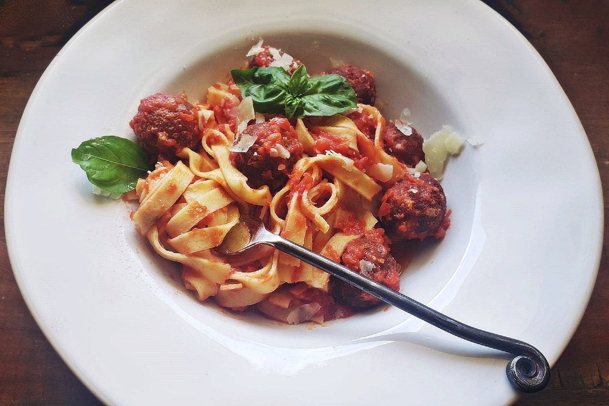 Breadcrumbs meatless meatballs with marinara sauce