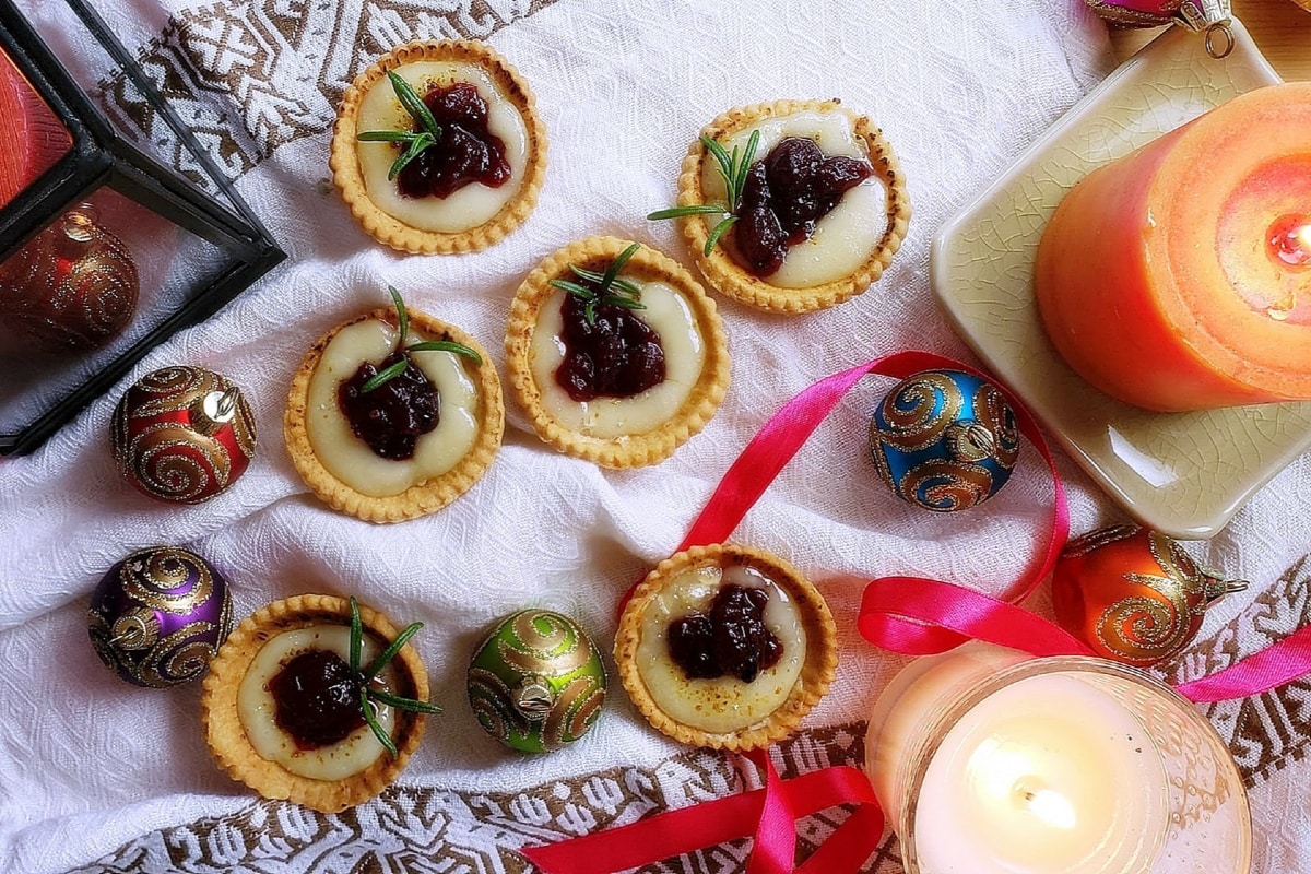 Cranberry sauce and brie mini tartelettes