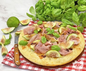 Fig and prosciutto pizza