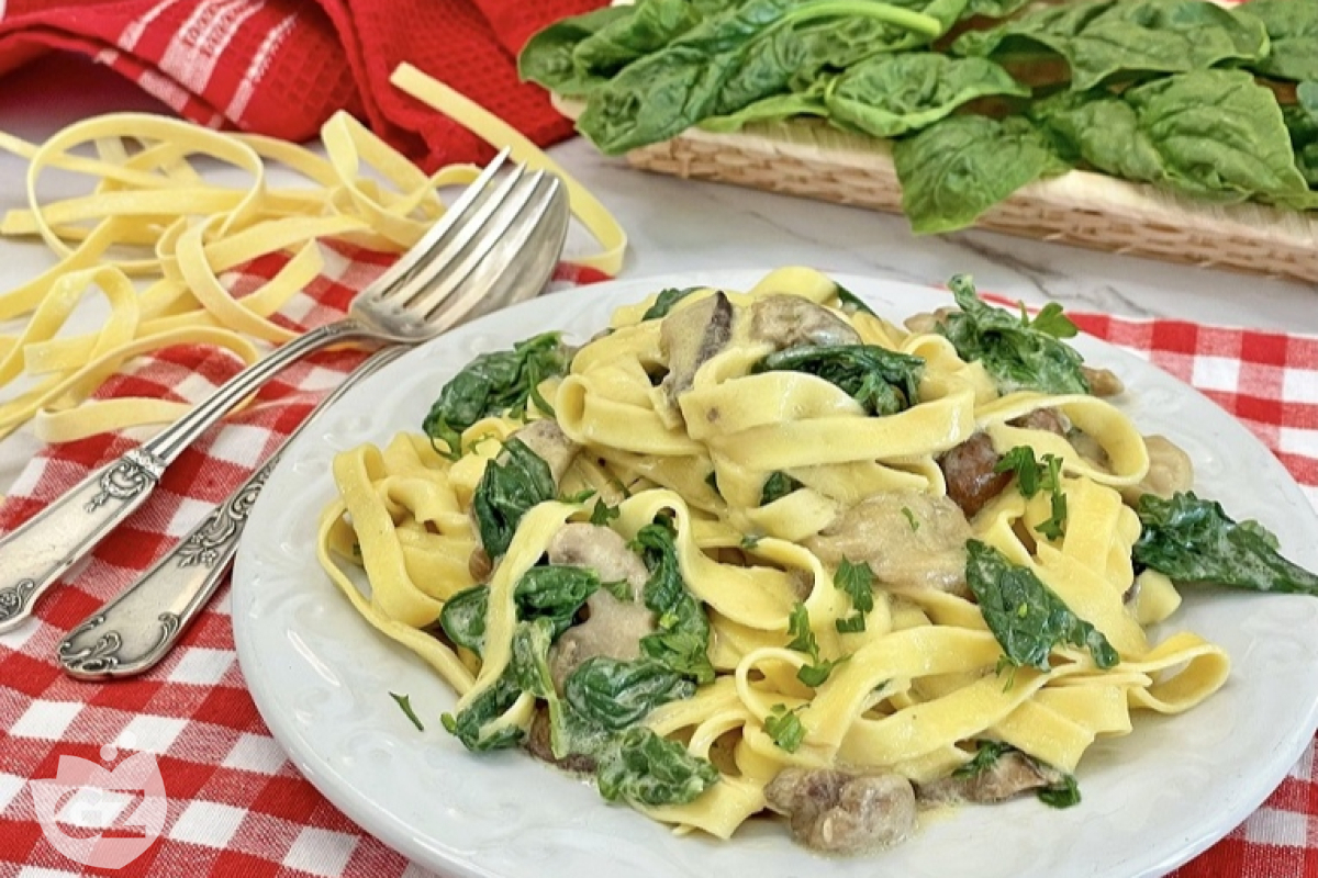 Creamy fettuccine with mushrooms and spinach