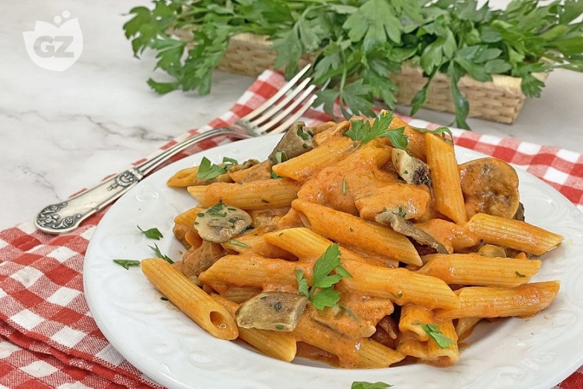 Pasta with mushroom rosé sauce