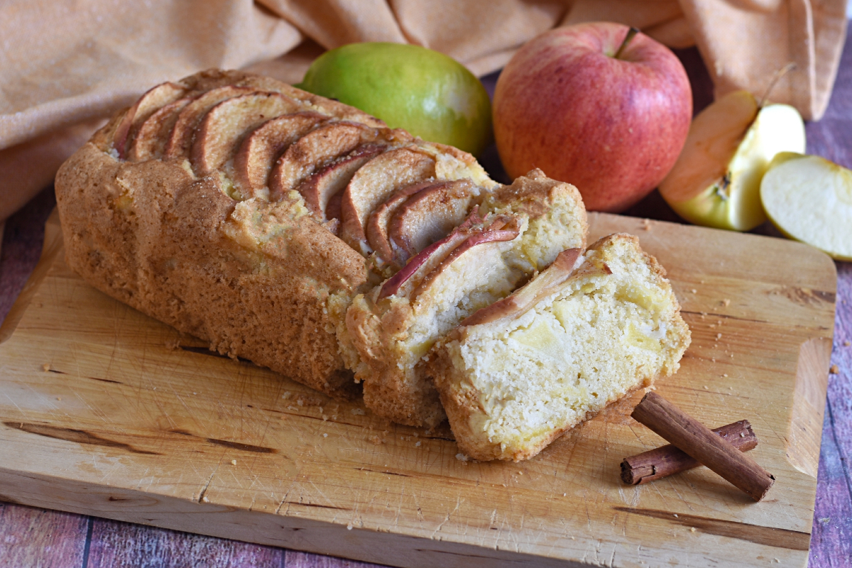 Apple and cinnamon loaf cake