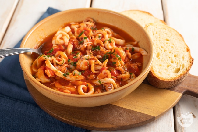 Braised Squid in Tomato Sauce - Italian recipes by GialloZafferano