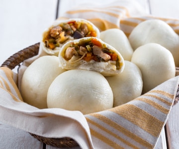 Steamed Buns Filled with Chicken and Vegetables