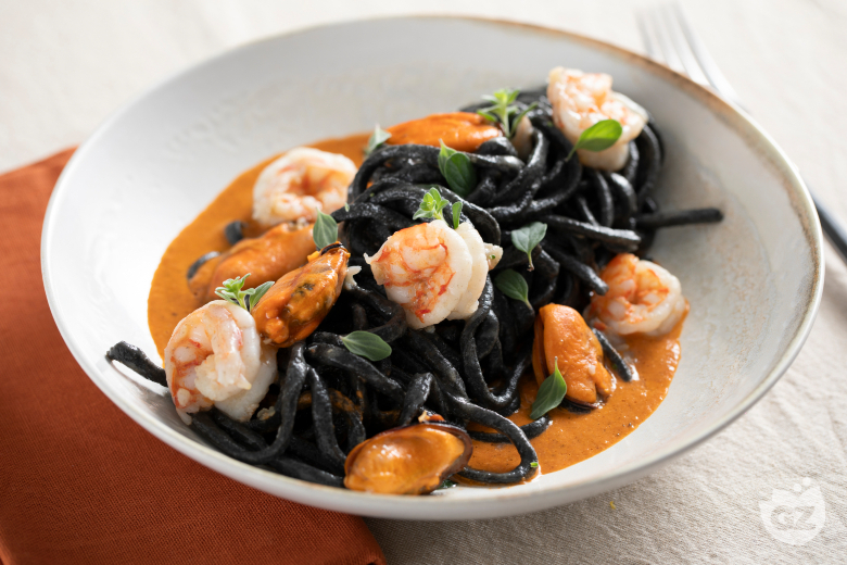 Guitar spaghetti with cuttlefish ink, mussels and prawns