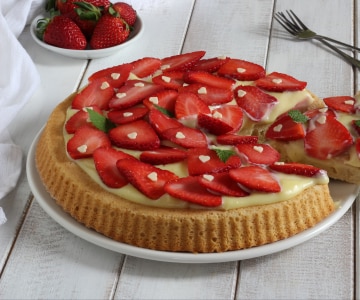 Soft tart with white chocolate cream and strawberries