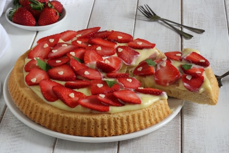 Soft tart with white chocolate cream and strawberries