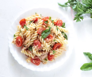 Pasta with tuna and cherry tomatoes