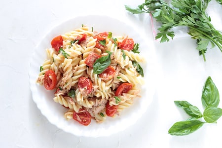 Pasta with tuna and cherry tomatoes