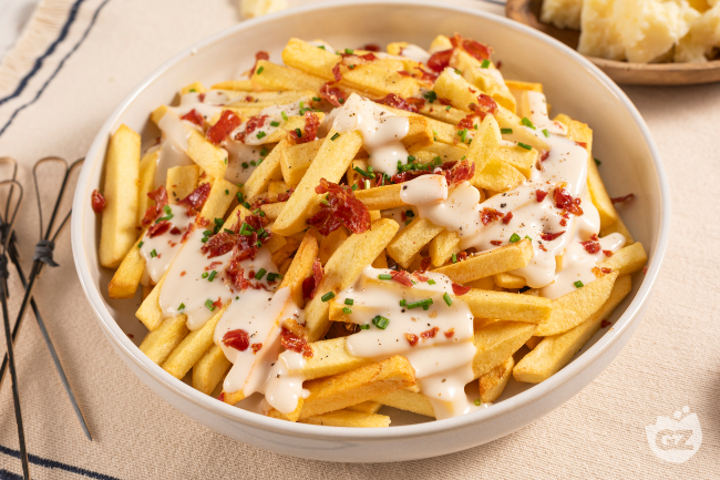 French fries with pecorino fondue and bacon - Italian recipes by GialloZafferano