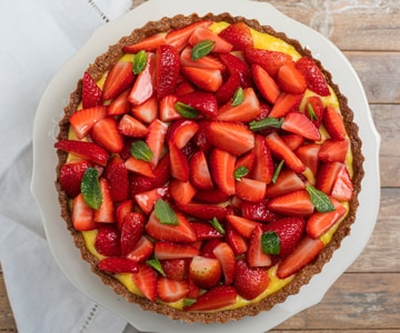 Tart with pastry cream and strawberries