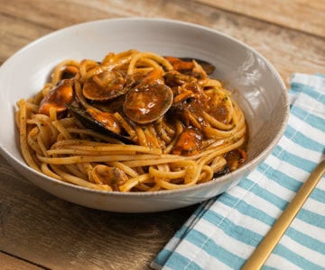 Creamy pasta with mussels and clams