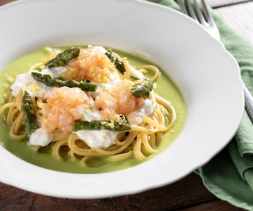 Linguine with scampi, burrata, and asparagus