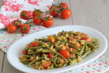 Sandy green beans with cherry tomatoes