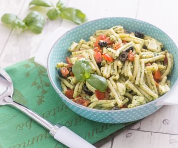 Cold pasta with garlic-free pesto