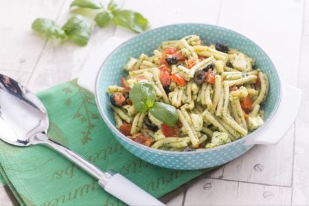 Cold pasta with garlic-free pesto