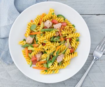 Cold pasta with vegetables and turmeric