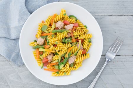 Cold pasta with vegetables and turmeric