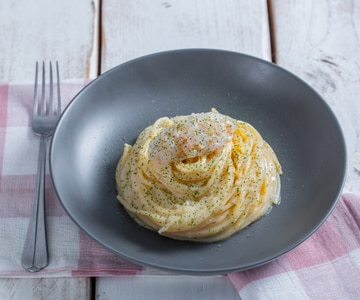 Spaghetti with roasted lemon and prawns