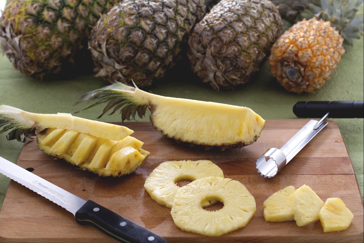 How to clean and cut the pineapple