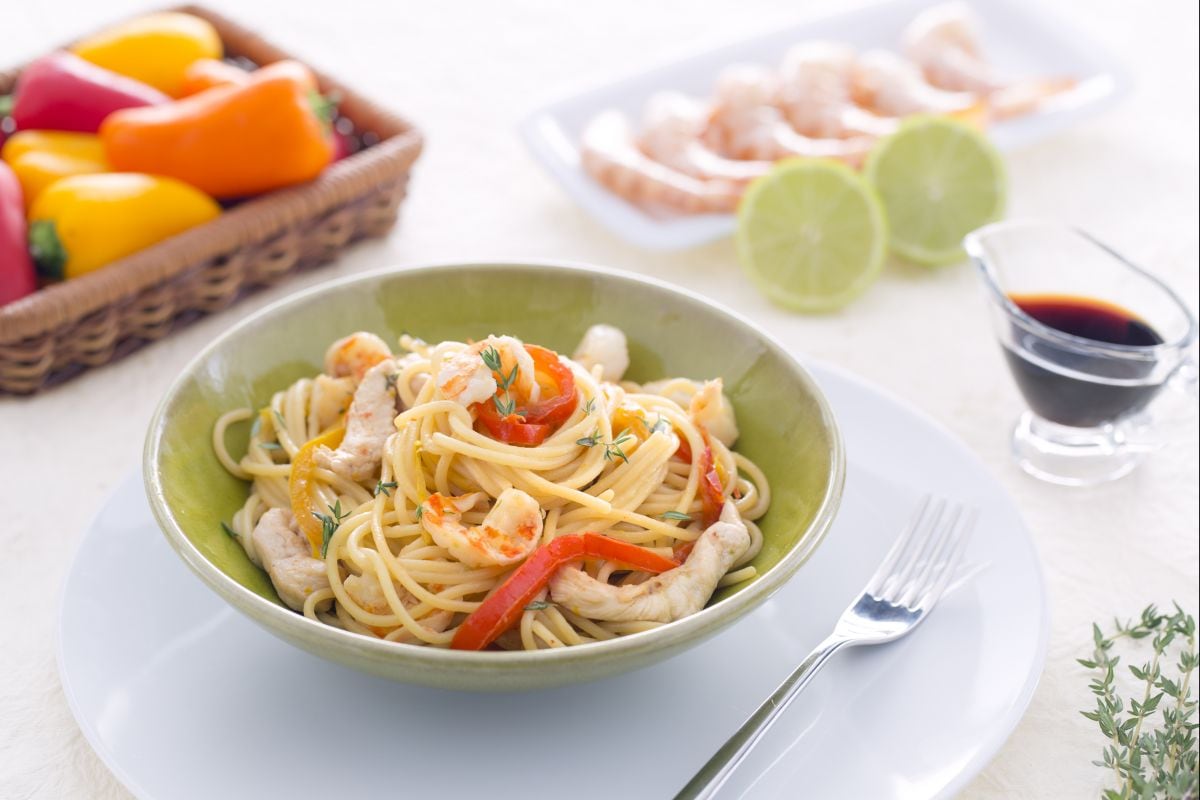 Stir-fried Spaghetti with Chicken and Prawns