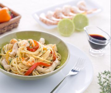 Stir-fried Spaghetti with Chicken and Prawns