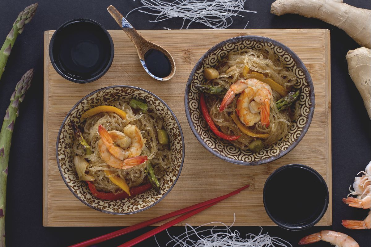 Soy spaghetti with vegetables and shrimp