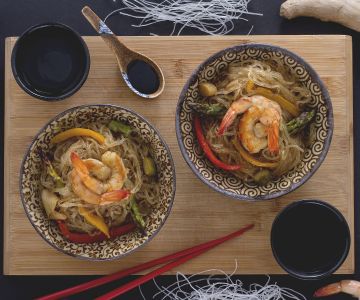 Soy spaghetti with vegetables and shrimp