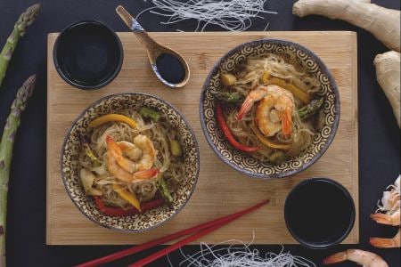 Soy spaghetti with vegetables and shrimp