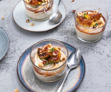 Mousse with figs and nuts