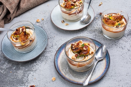 Mousse with figs and nuts