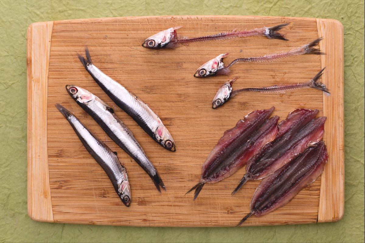 How to Clean Anchovies