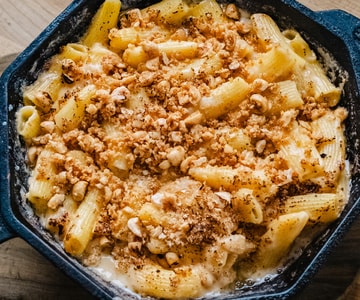 Macaroni with cheese fondue, caramelised onions and hazelnut crumble